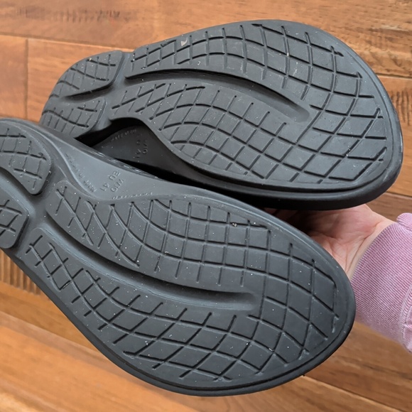 Oofos Oolala Black Flip Flop Recovery Sandals - Picture 5 of 7
